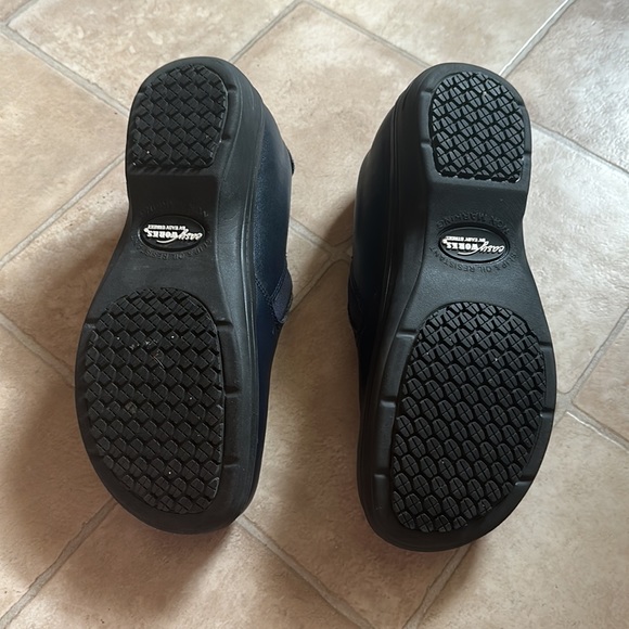 Navy Women’s Easy Street - Easy Works “Bind” Slip Resistant Clog Shoes Size 9M - Picture 4 of 4